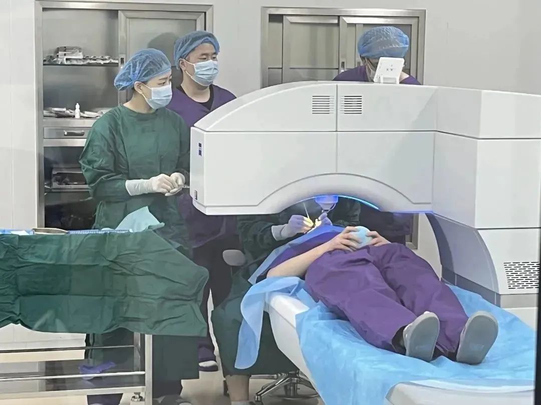 【巴中市屈光手术再上新台阶】华西近视手术专家来院成功开展全飞秒激光近视矫正手术
