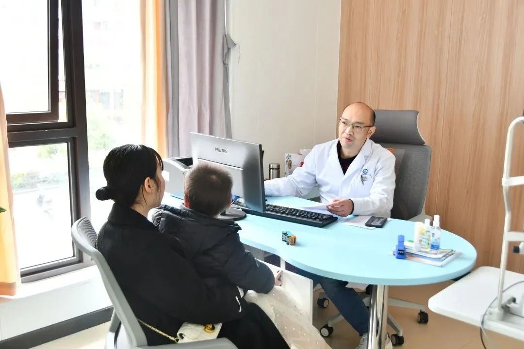 单纯验光不就可以，孩子配眼镜为啥非要去正规眼科医院？